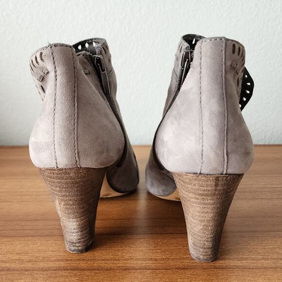 Vince Camuto Reeista Minimalist Style Cutout Zip Ankle Booties - Picture 4 of 11
